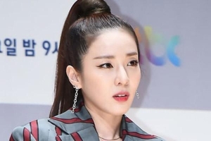 Dara (2NE1) bị nhận xét đẹp nhờ phẫu thuật thẩm mỹ