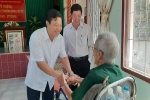 Phó Chủ tịch UBND tỉnh Long An - Phạm Tấn Hòa tặng quà thương binh nặng tại Long Đất