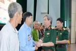 Thượng tướng Đỗ Căn thăm, tặng quà các đối tượng chính sách tại Điện Biên