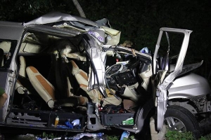 Hiện trường vụ ôtô 16 chỗ đấu đầu xe tải làm 8 người chết