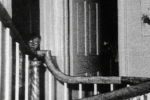 Bức ảnh chụp bé trai bí ẩn tại ngôi nhà từng xảy ra vụ thảm sát gia đình 6 người nổi tiếng nước Mỹ gây ám ảnh và tranh cãi dữ dội