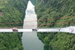Đứng tim khi đi qua cây cầu kính dài 526m tại Trung Quốc