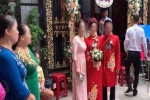Màn rước dâu hiếm có: Mẹ chồng dắt tay con dâu đi thẳng sang nhà 'hàng xóm' đối diện song lại khiến dân mạng vô cùng 'thèm muốn'