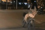 CLIP: Cô gái chắp tay sau lưng đạp xe trên phố đông, cú vào cua khiến tất cả thót tim