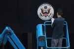 Mỹ gỡ phù hiệu khỏi tường lãnh sự quán ở Thành Đô