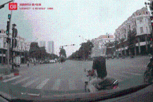 Clip: Đi sai làn, chạy sai đèn, pha va chạm của 2 người đàn ông khiến tài xế ô tô bối rối