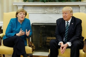 Vì sao bà Merkel được tin tưởng hơn ông Trump?