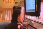 Cô gái Việt khiến nhiều người kinh hoàng khi ngồi liếm sushi trên băng chuyền
