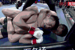 Clip: Võ sĩ MMA bị đối thủ siết chặt cổ và màn chuyển bại thành thắng cực khó tin