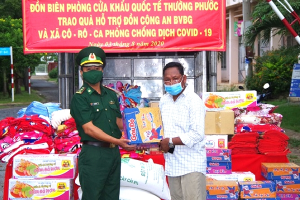 BĐBP Đồng Tháp hỗ trợ vật chất cho bà con Việt kiều tại Campuchia để phòng, chống dịch Covid-19