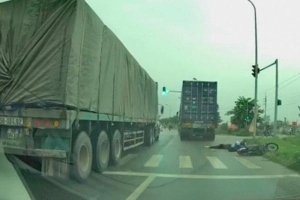 Hà Nội: Xe container chạy ẩu tông nữ sinh viên trường Luật tử vong rồi bỏ trốn
