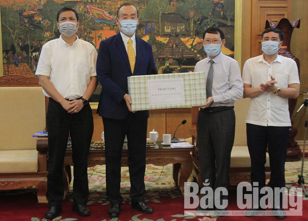Trưởng đại diện Tổ chức Y tế Thế giới tại Việt Nam Kidong Park cùng đại diện Tổng hội Y học Việt Nam trao máy đo huyết áp cho Phó Chủ tịch UBND tỉnh Lê Ánh Dương và đại diện Sở Y tế. 