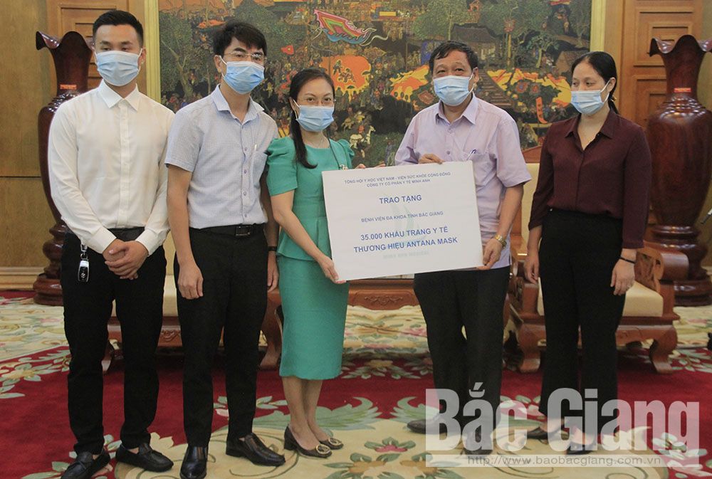 Đại diện Tổng hội Y học Việt Nam và nhà tài trợ trao tượng trưng khẩu trang y tế cho đại diện Bệnh viện Đa khoa tỉnh. 