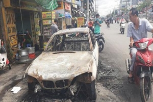BMW cháy rụi trên đường Sài Gòn, tài xế bung cửa thoát thân