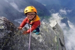 Cậu bé 3 tuổi trở thành người trẻ nhất thế giới chinh phục đỉnh núi trên 3.000m