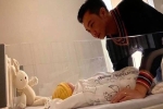 Sau 1 ngày sinh con, Đàm Thu Trang hạnh phúc khoe khoảnh khắc Cường Đô La ngắm nhìn 'tiểu công chúa'