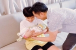 Con trai Hồ Ngọc Hà gây chú ý vì biểu cảm lần đầu tiên được bế em gái mới chào đời