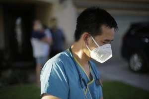 Bác sĩ gốc Việt - ngôi sao chống dịch tại thị trấn biên giới ở Mỹ