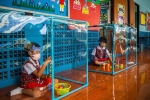 Trường mẫu giáo cách ly nghiêm ngặt nhất TG: Học sinh chơi trong hộp nhựa, học trong lồng kính