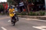 Bắc Giang: 'Khoe' clip đi xe máy bốc đầu, nam thanh niên mặc váy bị phạt 4 triệu đồng