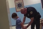 Cậu bé 8 tuổi bị cảnh sát bắt, cổ tay quá nhỏ không vừa còng