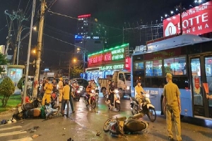 Nóng: Xe Camry cuốn một loạt xe máy ngay ngã tư ở Sài Gòn, rất nhiều người bị thương nằm la liệt trên đường