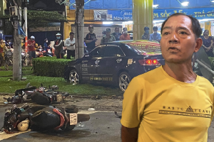 Nhân chứng vụ Camry tông hàng chục xe máy giữa ngã tư Sài Gòn: Ai cũng chảy máu, nữ tài xế sợ hãi vái lạy