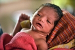 Bán con trai mới đẻ với giá 600 USD vì túng quẫn ở Ấn Độ