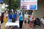 Tuổi trẻ phường Liễu Giai tuyên truyền người dân cài đặt Bluezone phòng chống dịch Covid-19
