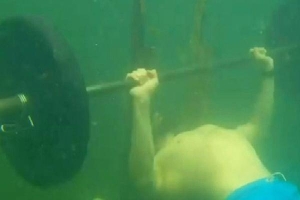 Lực sĩ Nga thiết lập kỷ lục nâng tạ dưới nước vô cùng độc đáo