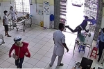 Người đàn ông không đeo khẩu trang, cầm dao tấn công bảo vệ bệnh viện
