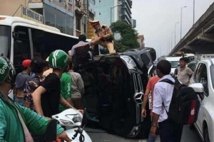 Trung tá CSGT đập cửa cứu lái xe Mercedes gây tai nạn liên hoàn ở Pháp Vân