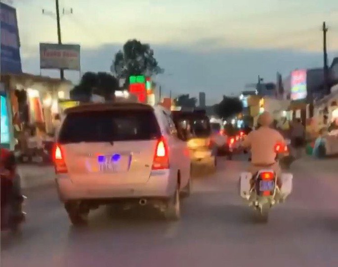 (Clip): Công an Đồng Nai rượt đuổi kẻ 'ngáo đá' trộm xe ô tô, tông xe cảnh sát - 2