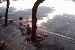Clip: Sốc cảnh người phụ nữ dùng miệng thổi rồi kéo lê bình gas trên đường để dập lửa