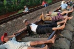 Phát hoảng với hình ảnh người Indonesia nằm la liệt trên đường tàu, lý do đằng sau khiến tất cả ái ngại