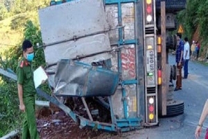 Xe tải lật khi xuống đèo trên QL32A khiến 2 mẹ con tử vong