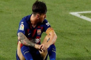 Chủ tịch Barcelona 'phản đòn' đầy bất ngờ, Messi bị dồn vào chân tường