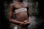 Kỳ lạ hủ tục là phẳng ngực gây đớn đau tủi nhục cho các cô gái ở châu Phi