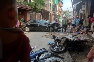Hà Nội: Tai nạn liên hoàn giữa ôtô và nhiều xe máy, 3 người nhập viện