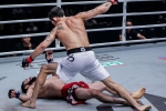 Clip: Tung ra cú đá 'cực lạ', võ sĩ MMA gốc Việt tiễn đối thủ 'đi ngủ'