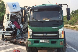 Tông đuôi xe tải đang dừng trên cao tốc Nội Bài - Lào Cai, tài xế tử vong trong cabin