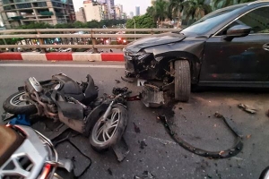 Hà Nội: Tai nạn liên hoàn giữa xe máy SH và 2 ôtô, một người nhập viện cấp cứu