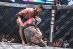 Clip: Giở bài cùn kẹp chân đối thủ, võ sĩ MMA bị hạ knock out bằng đòn thế 'siêu lạ'