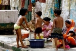 Những đứa trẻ ở phố đèn đỏ lớn nhất châu Á: Lên mái nhà chơi trong khi mẹ 'tiếp khách'