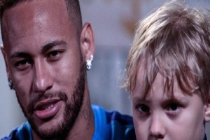 Động thái mới nhất của Neymar trước thông tin bị nhiễm COVID-19: Vẫn vui vẻ chơi đùa cùng con trai và không đeo khẩu trang