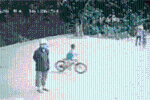 Video: Kinh hãi khoảnh khắc bé trai đạp xe chơi trong sân nhà bất ngờ lao thẳng xuống vực mà người lớn không hề hay biết