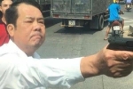 Bắt giám đốc dọa bắn tài xế xe tải