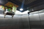 Sởn da gà khi thấy bàn thờ đặt chễm chệ trong thang máy, dân mạng cũng bị dọa 'mất vía': Thà đi thang bộ còn hơn!