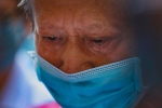 Ông lão 73 tuổi bật khóc nức nở khi tìm được tro cốt của vợ ở chùa Kỳ Quang 2