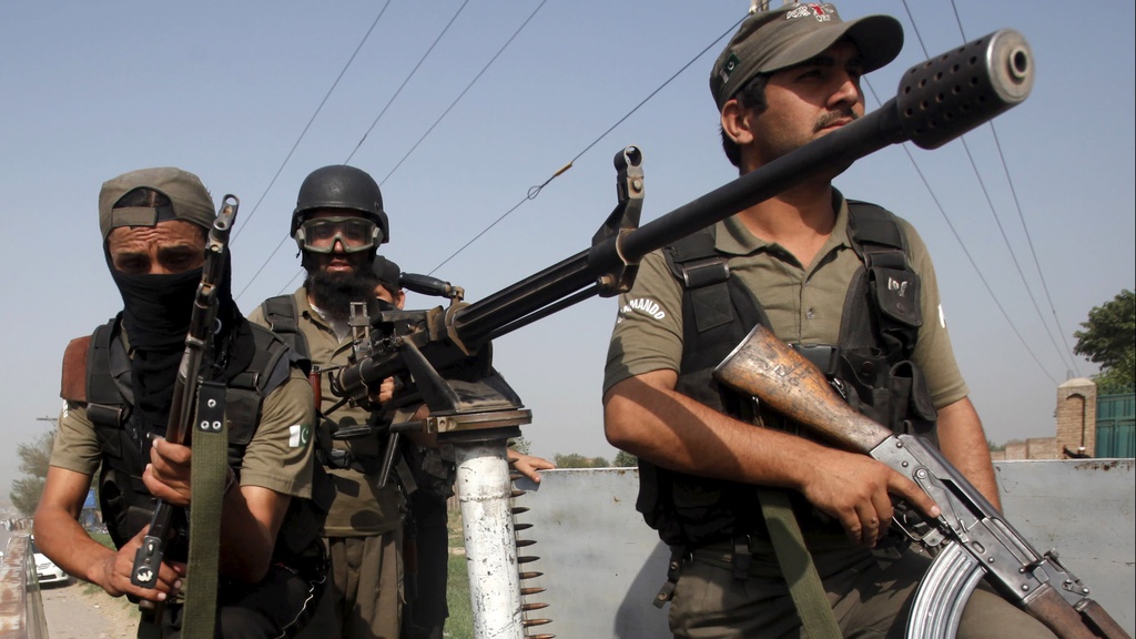  Quân đội Pakistan được triển khai để đối phó với các lực lượng Taliban ở Peshawar năm 2015. Ảnh: Reuters.